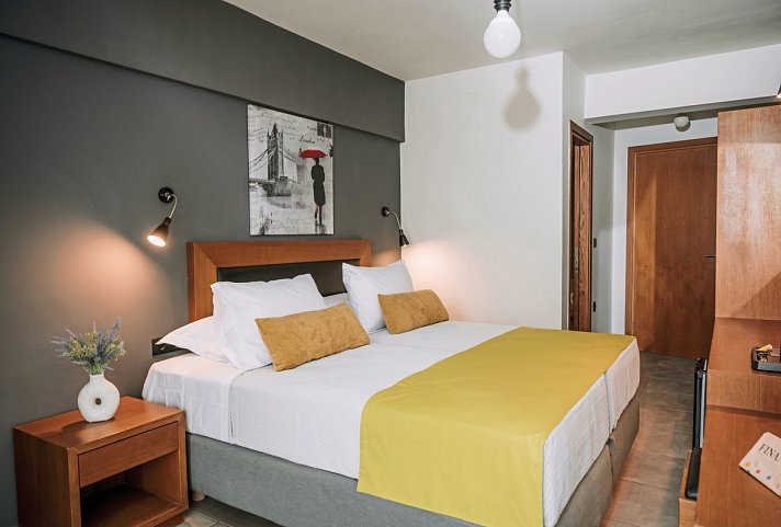 Amphitryon City Hotel