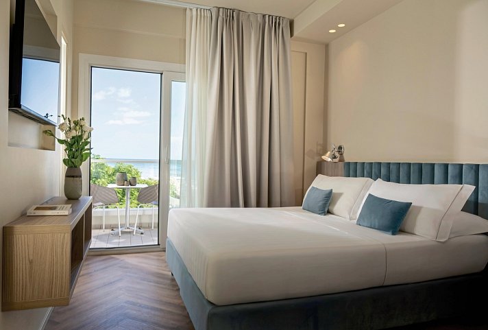 Hotel Ambasciatori - Wohnbeispiel Doppelzimmer Prestige Meerblick (Zimmercodierung DOM)