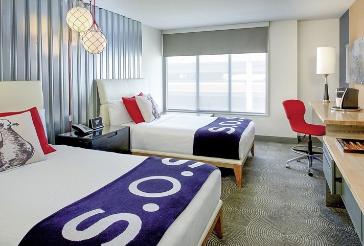 Hotel Zephyr - Wohnbeispiel Standard 1 King/2 Doubles (Zimmercodierung UG1)
