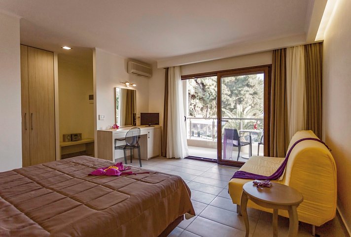 Lagomandra Beach Hotel