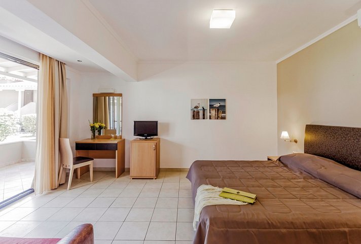 Lagomandra Beach Hotel