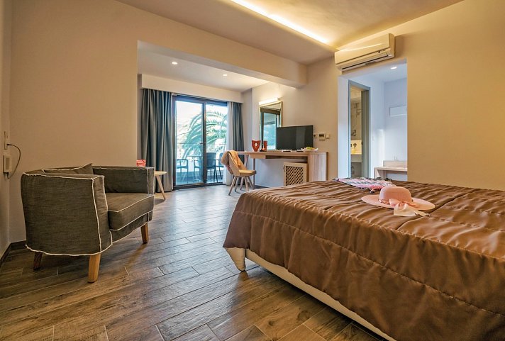 Lagomandra Beach Hotel