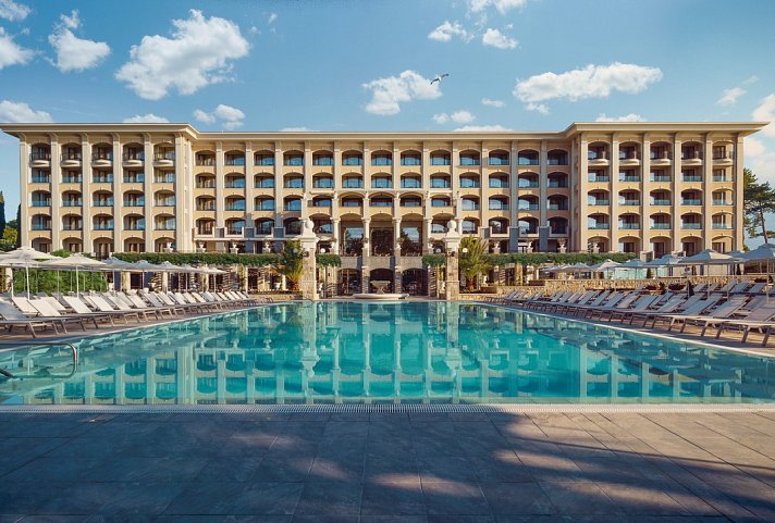 Astor Garden Hotel