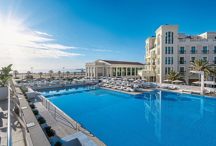 Las Arenas Balneario Resort