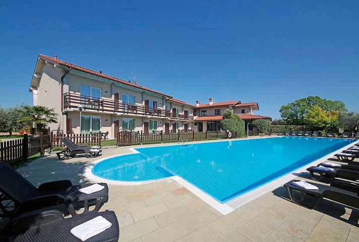 Hotel Splendid Sole - Hotelgebäude mit Poolansicht