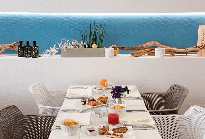 M & F Hotel