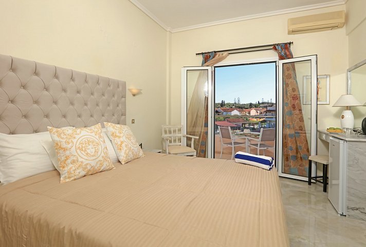 Cavomarina Beach - Wohnbeispiel Doppelzimmer Gartenblick (Zimmercodierung D1G)