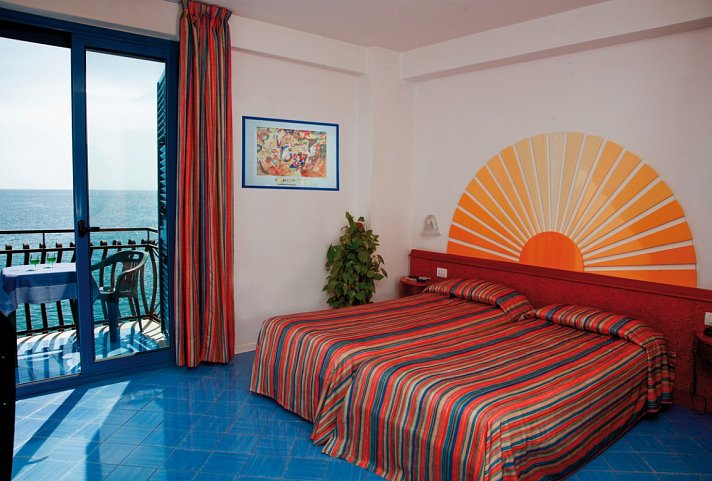 Baia degli Dei - Wohnbeispiel Doppelzimmer seitl. Meerblick