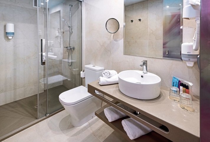 Sumus Hotel Monteplaya - Badbeispiel Doppelzimmer (Zimmercodierung DB2)