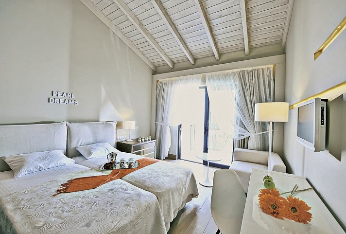 Aegean Pearl - Wohnbeispiel Doppelzimmer seitl. Meerblick (Zimmercodierung DBN)