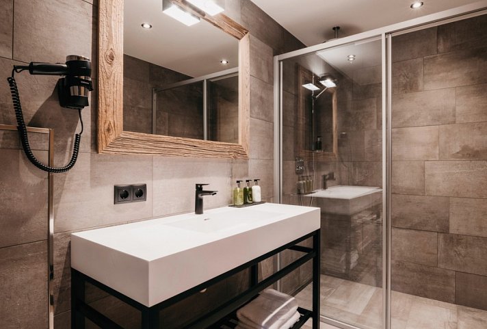 VAYA Zillertal - Beispiel Bad Doppelzimmer Superior (Zimmercodierung DB1)