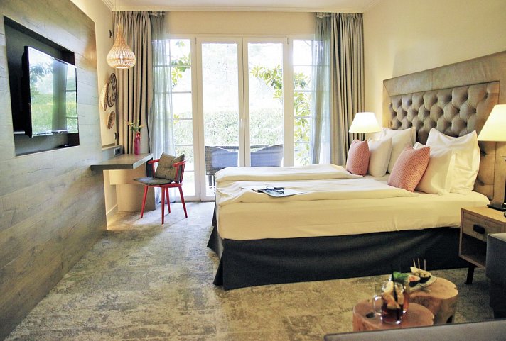 Lindner Hotel Mallorca Portals Nous, part of JdV by Hyatt - Wohnbeispiel Doppelzimmer 1 Kingsize Bett oder 2 Twinbetten Golfseite (Zimmercodierung D1F)