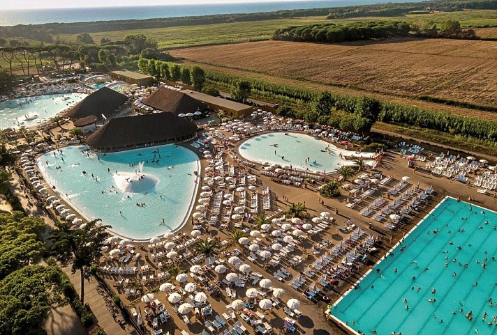 Hu Park Albatros Village (by Happy Camp)