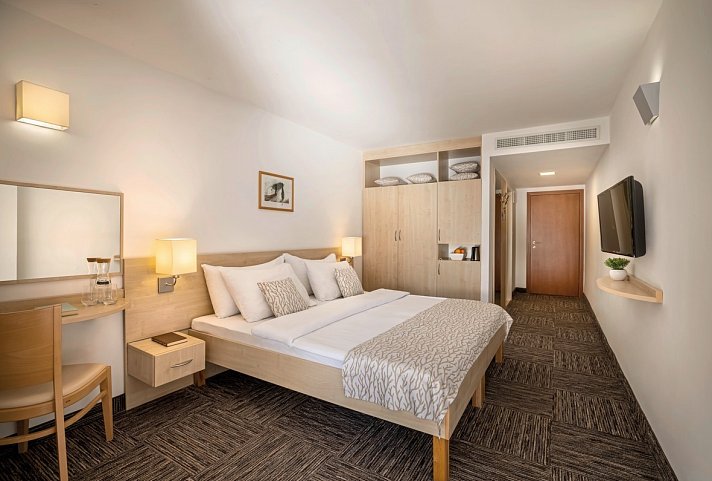 Valamar Sanfior Hotel & Casa - Wohnbeispiel Zimmer für 2 Meerseite (Zimmercodierung DBC)