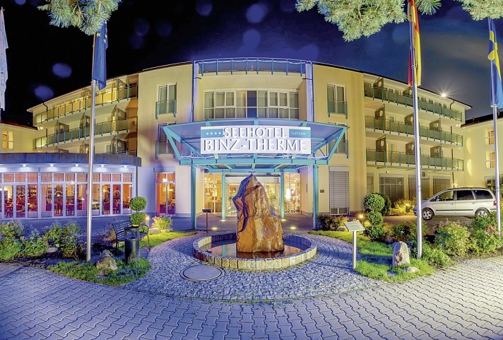 Dorint Seehotel Binz-Therme Binz/Rügen Strand-Appartements - Hotelansicht am Abend