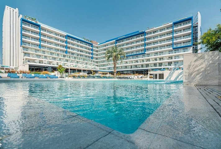 L’Azure Hotel