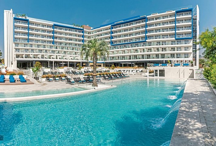 L’Azure Hotel