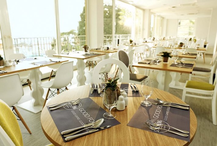 Socializing Hotel Mirna