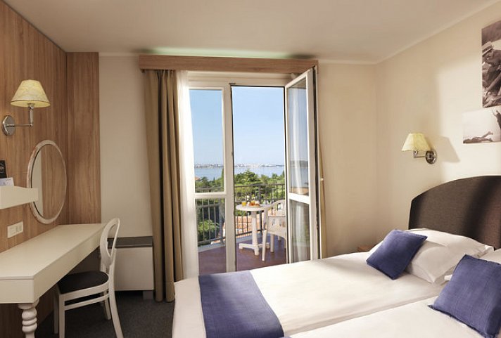 Socializing Hotel Mirna