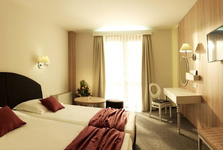 Socializing Hotel Mirna