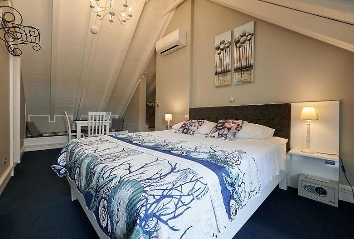 Palace Central Square