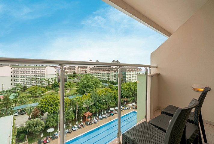 Telatiye Resort - Beispiel Balkon Doppelzimmer Superior seitl. Meerblick (Zimmercodierungen DSN, DCN & DQN)