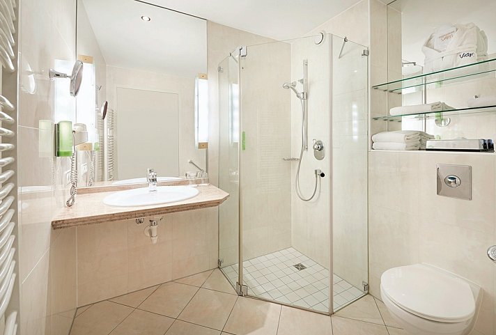 Victor's Residenz-Hotel Berlin - Beispiel Bad Doppelzimmer Komfort (Zimmercodierung DF1)