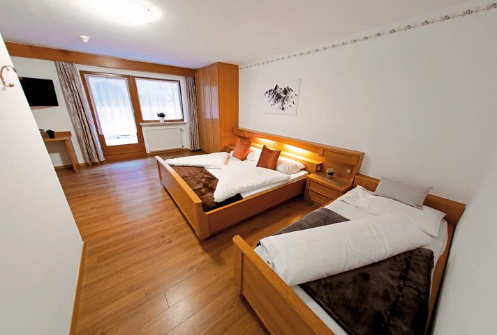 Almhotel Bergerhof - Wohnbeispiel Familienzimmer Stoanerne (Zimmercodierung FB1)