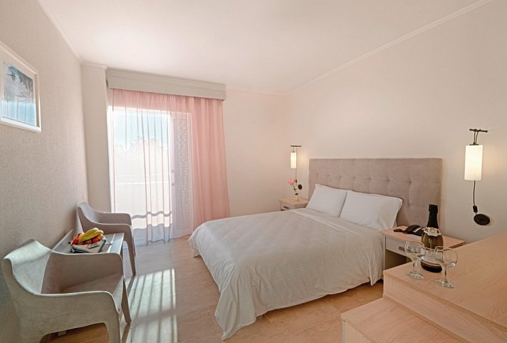 Livadi Nafsika - Wohnbeispiel Doppelzimmer Gartenblick (Zimmercodierung DBG)