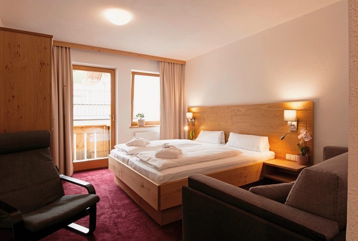 Erlebnishotel Family Resort Fendels - Wohnbeispiel Familienzimmer Bergblick (Zimmercodierung FB1)