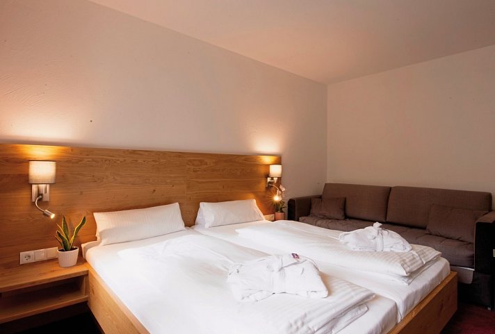 Erlebnishotel Family Resort Fendels - Wohnbeispiel Familienzimmer Bergblick (Zimmercodierung FB1)