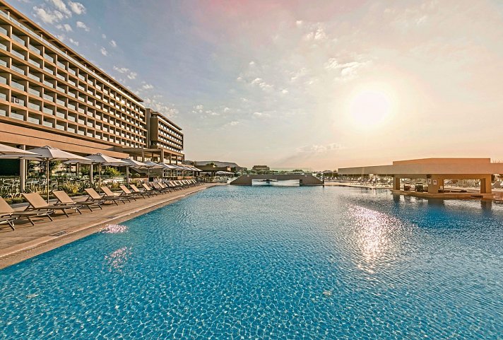 Amada Colossos Resort