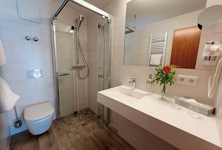 R&R Hotel Strandallee - Wohnbeispiel Doppelzimmer (Zimmercodierungen DB1 & DB2)