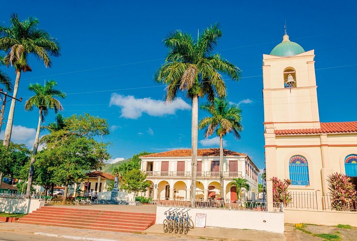Oldtimer - back to the 50ies - West Kuba - Kirche, Viñales
