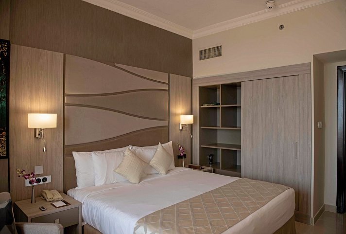 Two Seasons Hotel & Apartments